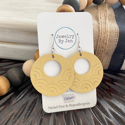 Embossed Medium Rainbow Circle: Pale Yellow